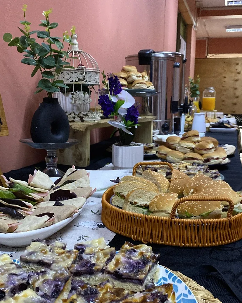 Buffet de catering con platos de mariscos y panes