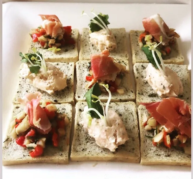 Canapés de salmón y jamón serrano
