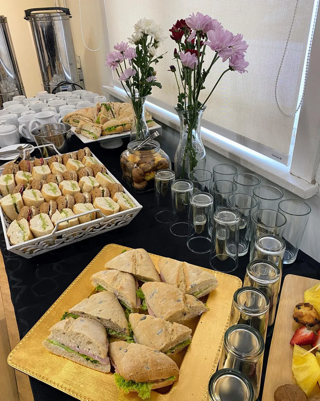 Coffee break con sándwiches y flores
