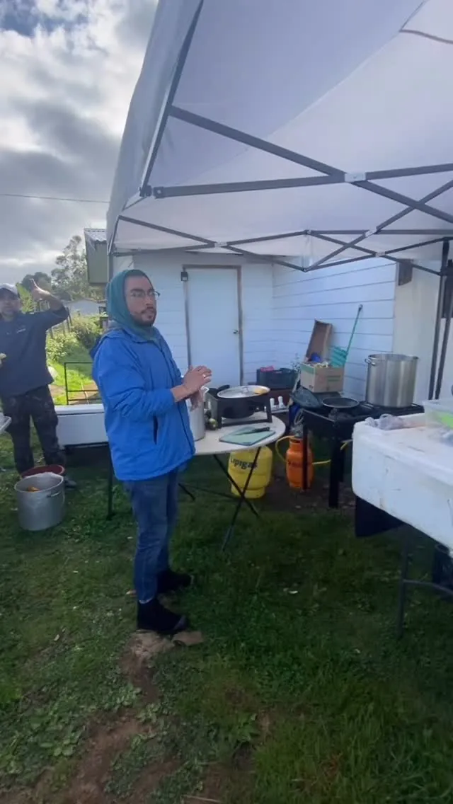 Base de catering montada en terreno para el rodaje de La isla oculta