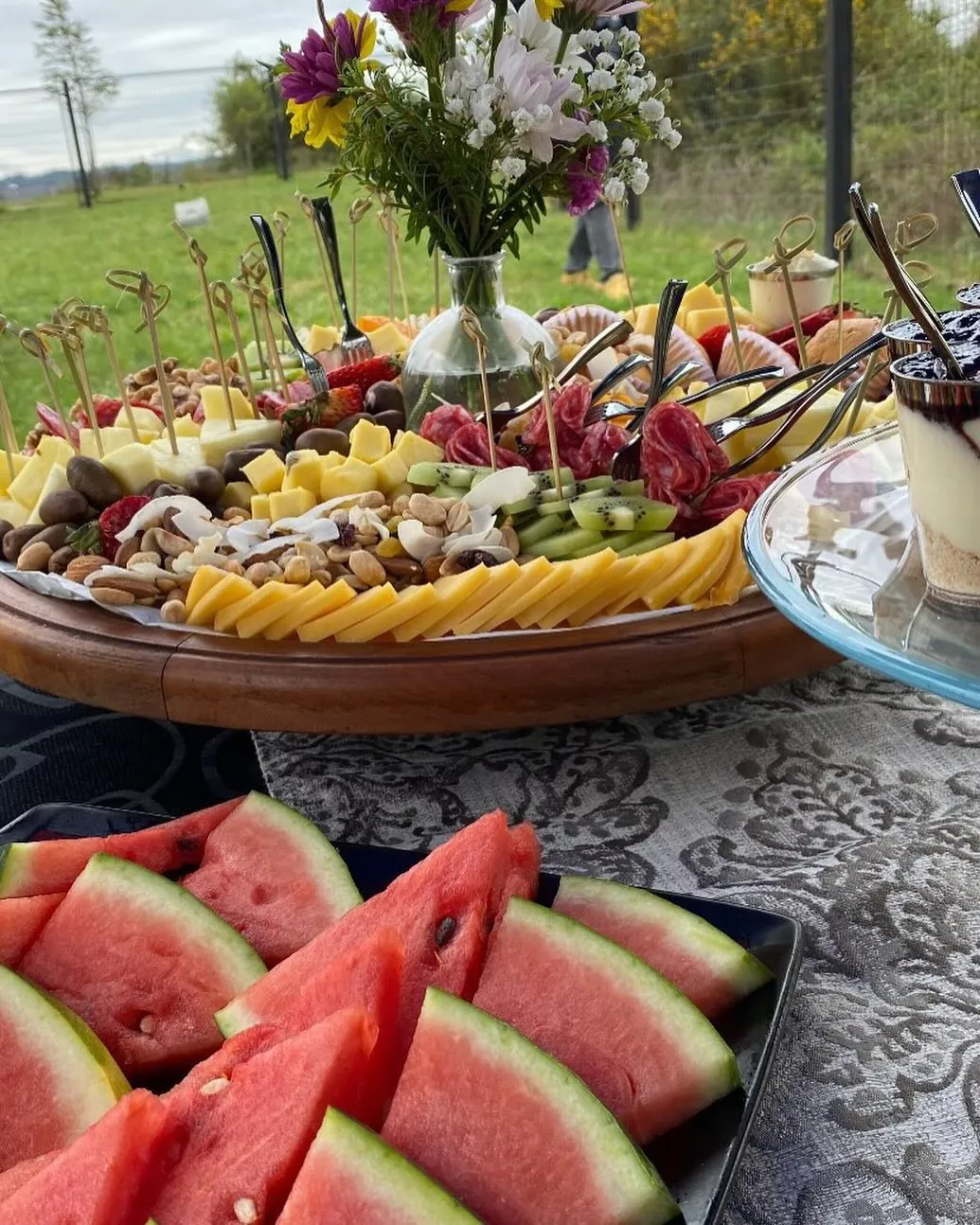 Mesa de frutas y sandía al aire libre