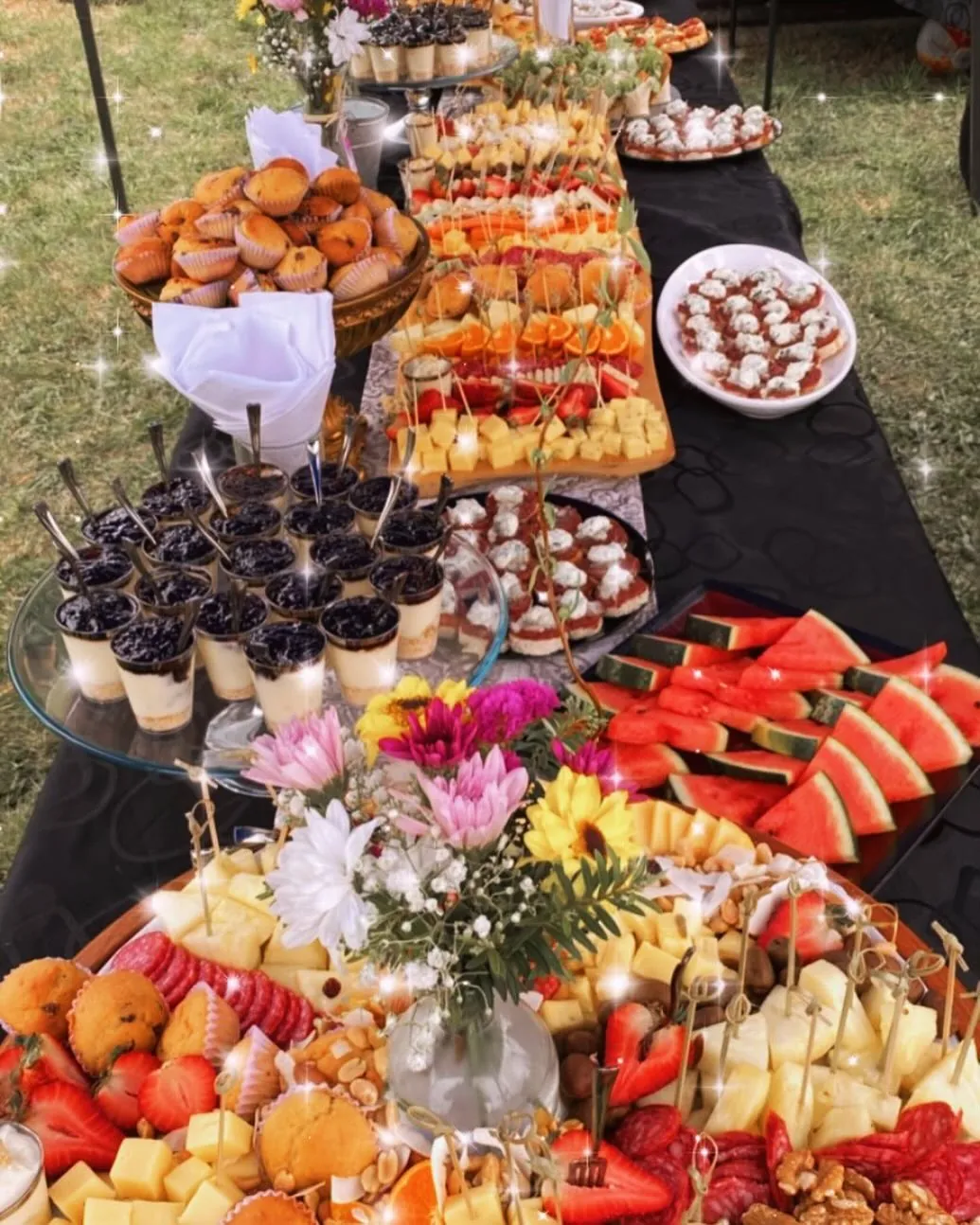Mesa de catering con frutas, dulces y salados