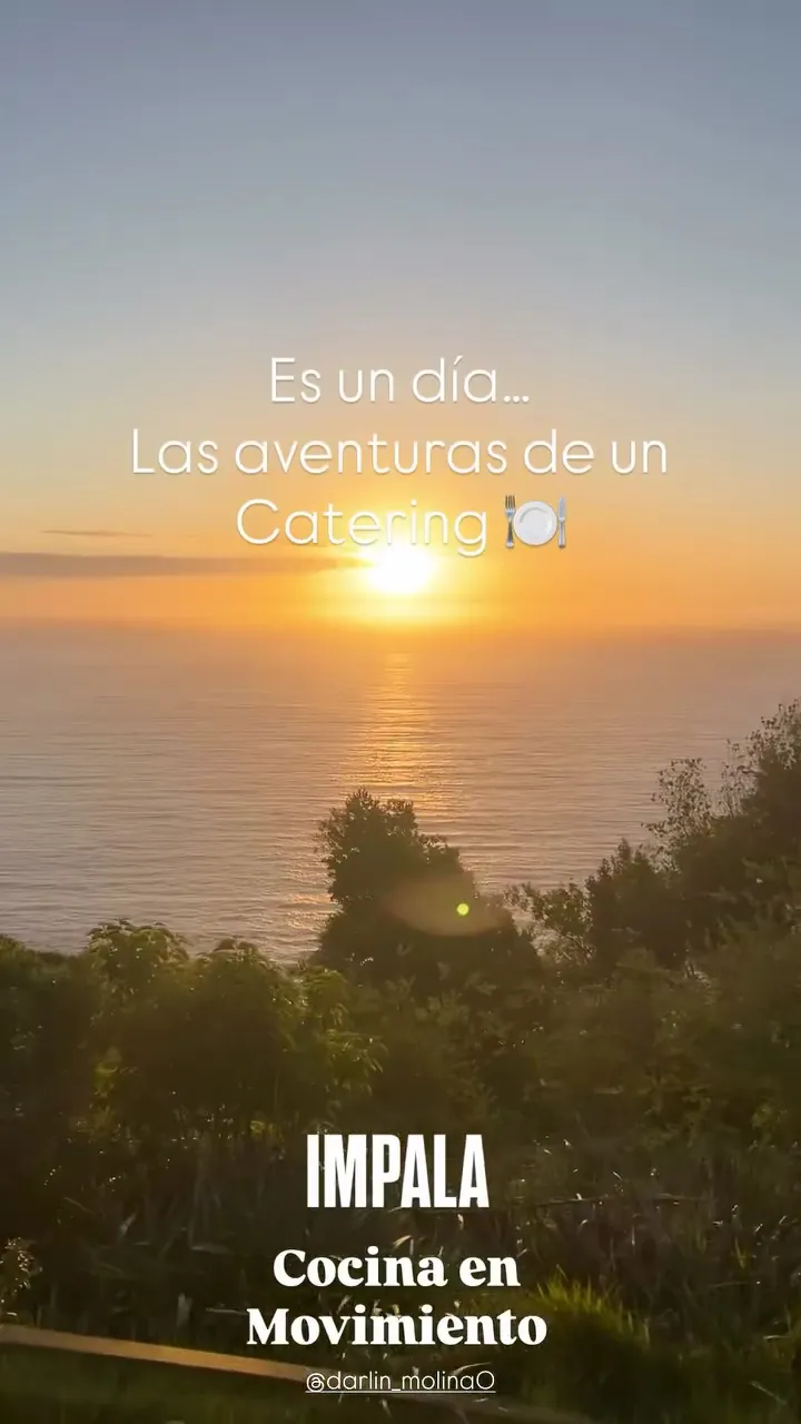 Atardecer sobre el mar durante una jornada de catering